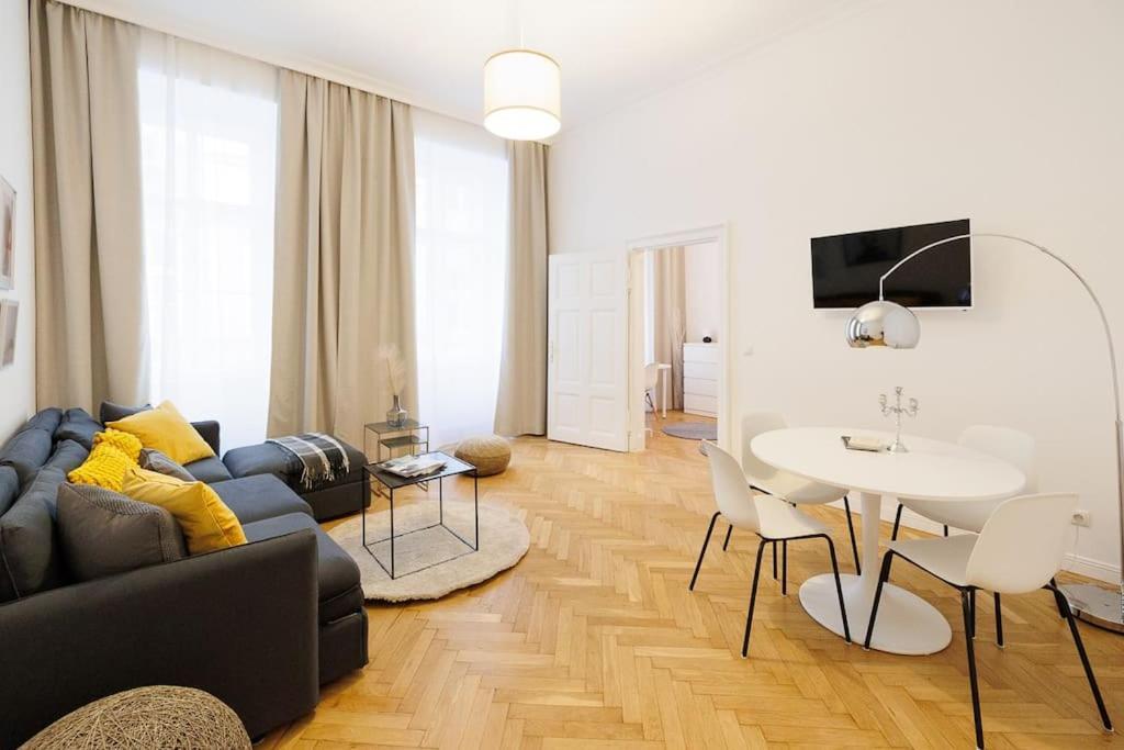 Franz 21 - Typical Viennese Apartment In The Heart Of Виена Екстериор снимка
