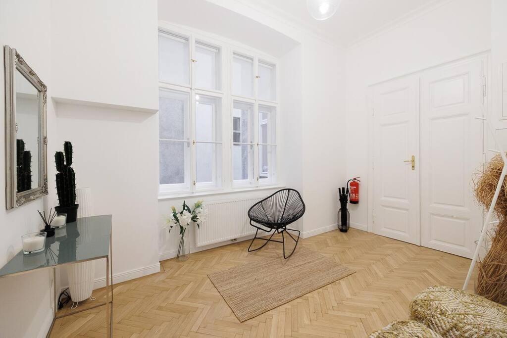 Franz 21 - Typical Viennese Apartment In The Heart Of Виена Екстериор снимка