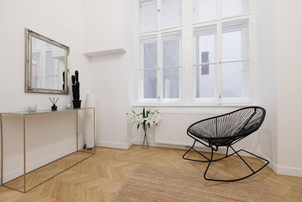 Franz 21 - Typical Viennese Apartment In The Heart Of Виена Екстериор снимка